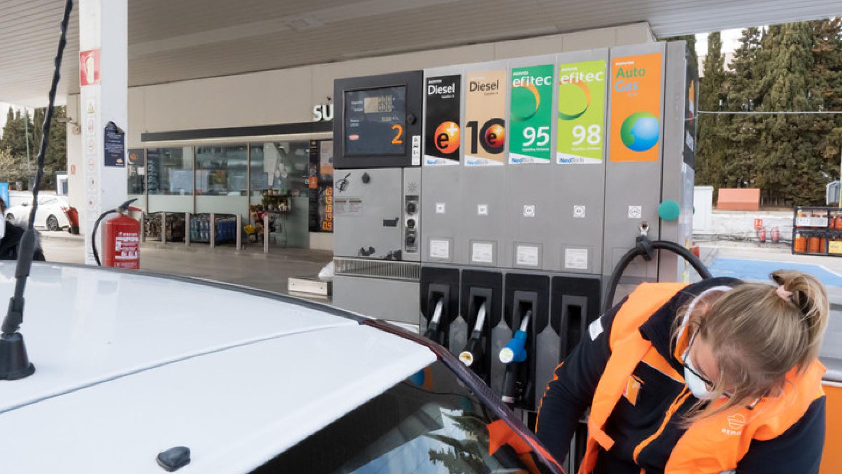 Una persona en una gasolinera.