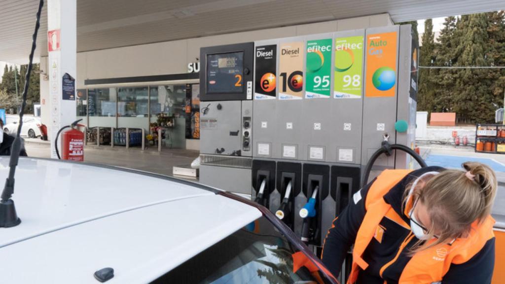 Una persona en una gasolinera.