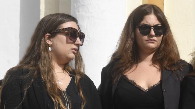 Andrea y Lola, las hijas de Jesús Quintero, en el funeral de su padre.