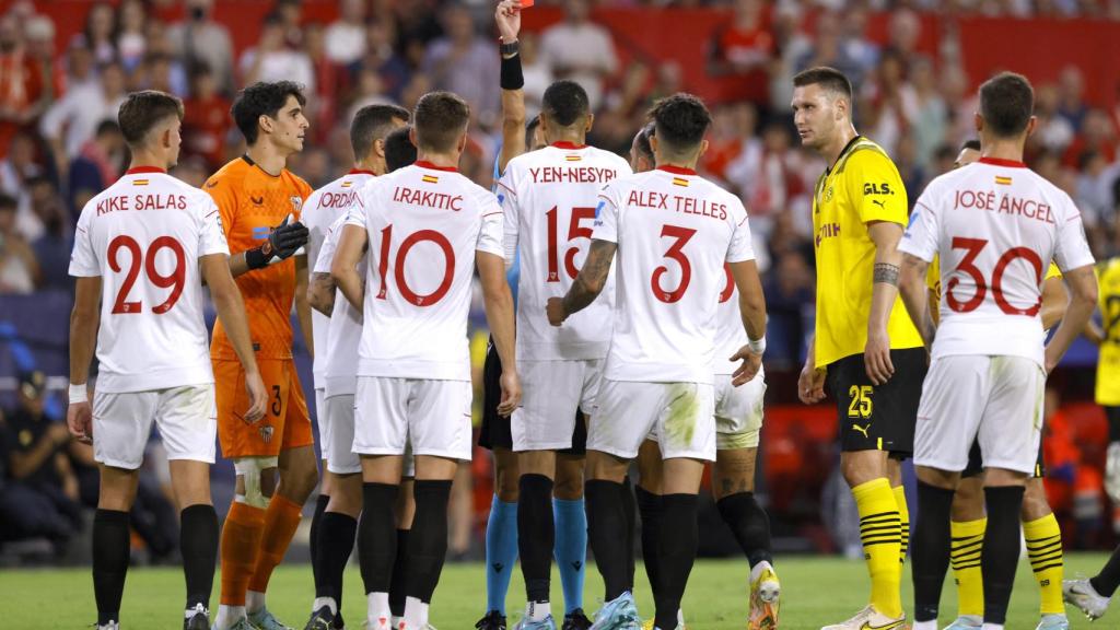 El colegiado le enseña la roja a En-Nesyri, que luego anuló