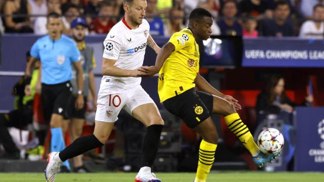 Rakitic pelea un balón en el centro del campo.