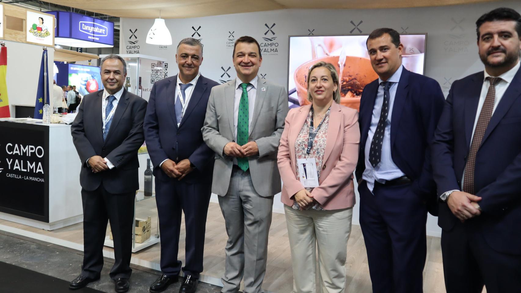 Martínez Arroyo en la Feria Internacional del Sector de Frutas y Hortalizas. Foto: JCCM.