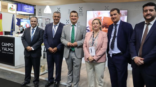 Martínez Arroyo en la Feria Internacional del Sector de Frutas y Hortalizas. Foto: JCCM.