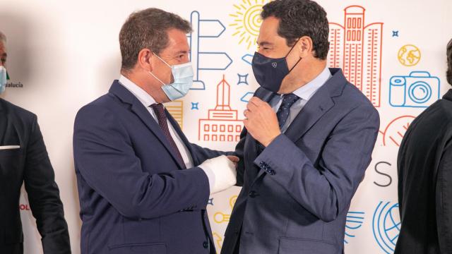García-Page (izquierda) y Moreno Bonilla (derecha) conversan durante la entrega de unos premios turísticos en junio de 2021.