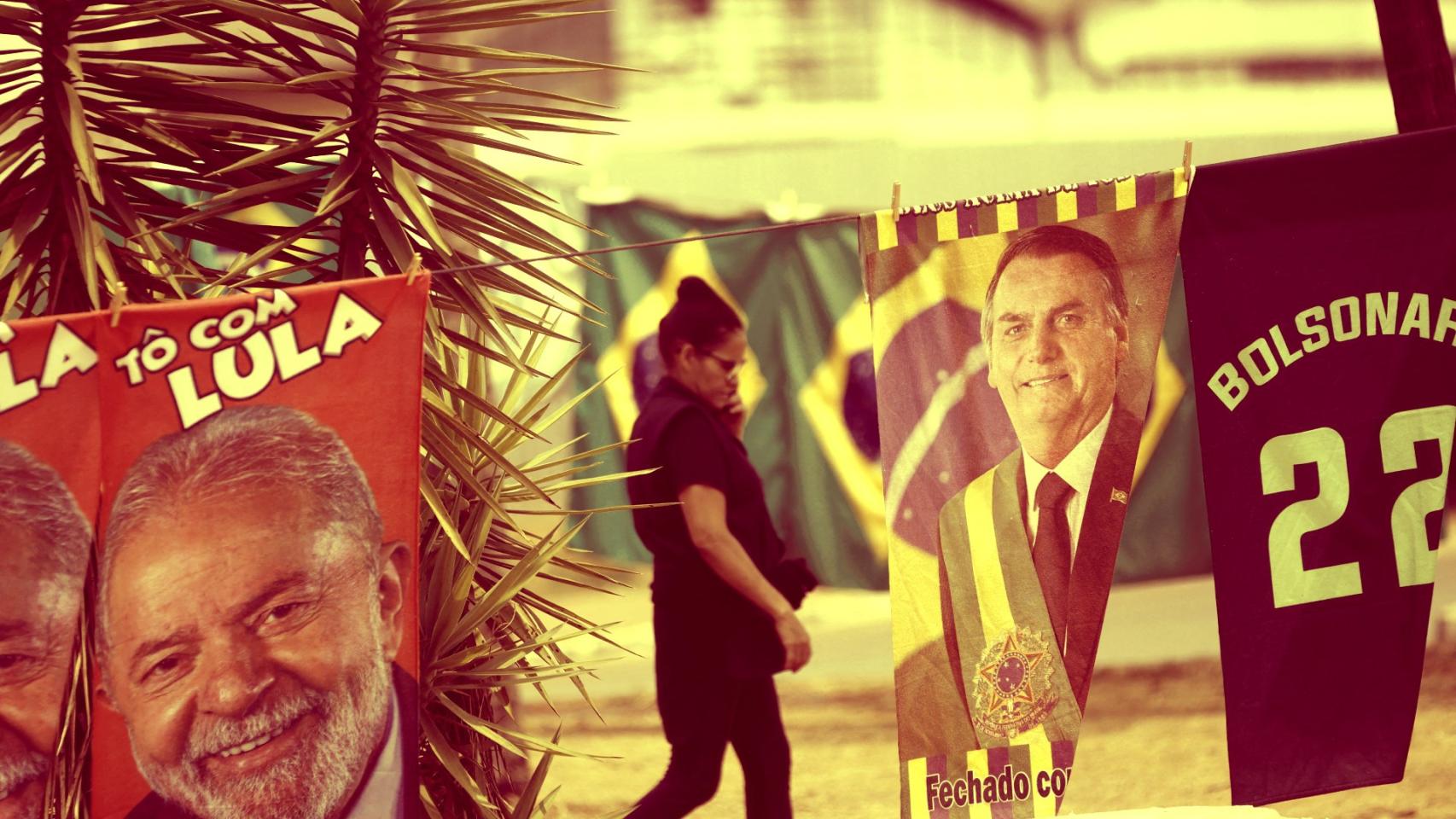 Una mujer camina entre carteles electorales durante la campaña presidencial en Brasil.
