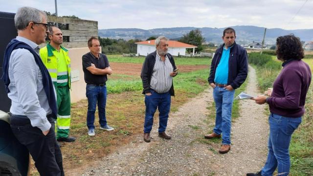 El alcalde de Carballo, Evencio Ferrero, y el concelleiro de Obras y Servicios, Luis Lamas, con representantes de la empresa y técnicos municipales.
