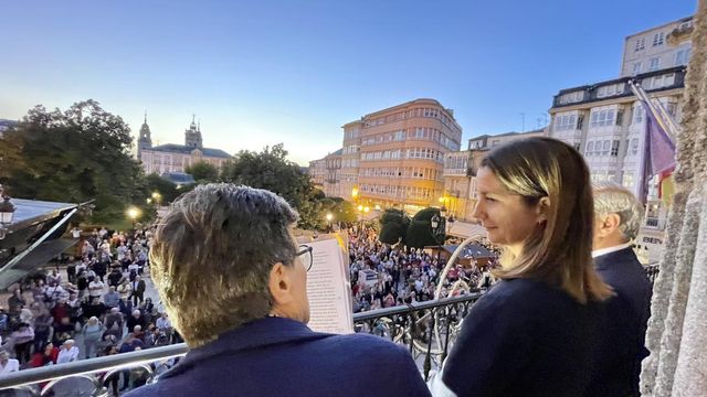 La pregonera del San Froilán, Esther Eiros, y la alcaldesa de Lugo, Lara Méndez.
