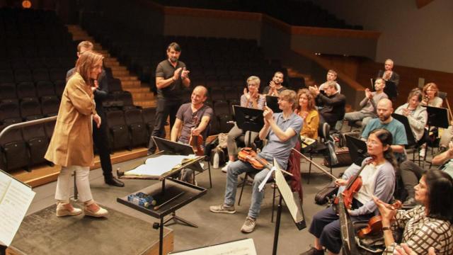 La alcaldesa de A Coruña, Inés Rey, informando a la OSG del nombramiento de Roberto González-Monjas como nuevo director titular