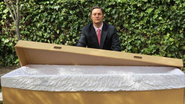 Javier Ferrándiz, creador de RestGreen, posa con uno de sus ataúdes de cartón.