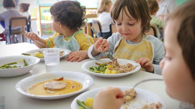 Niños en un comedor escolar en imagen de archivo.