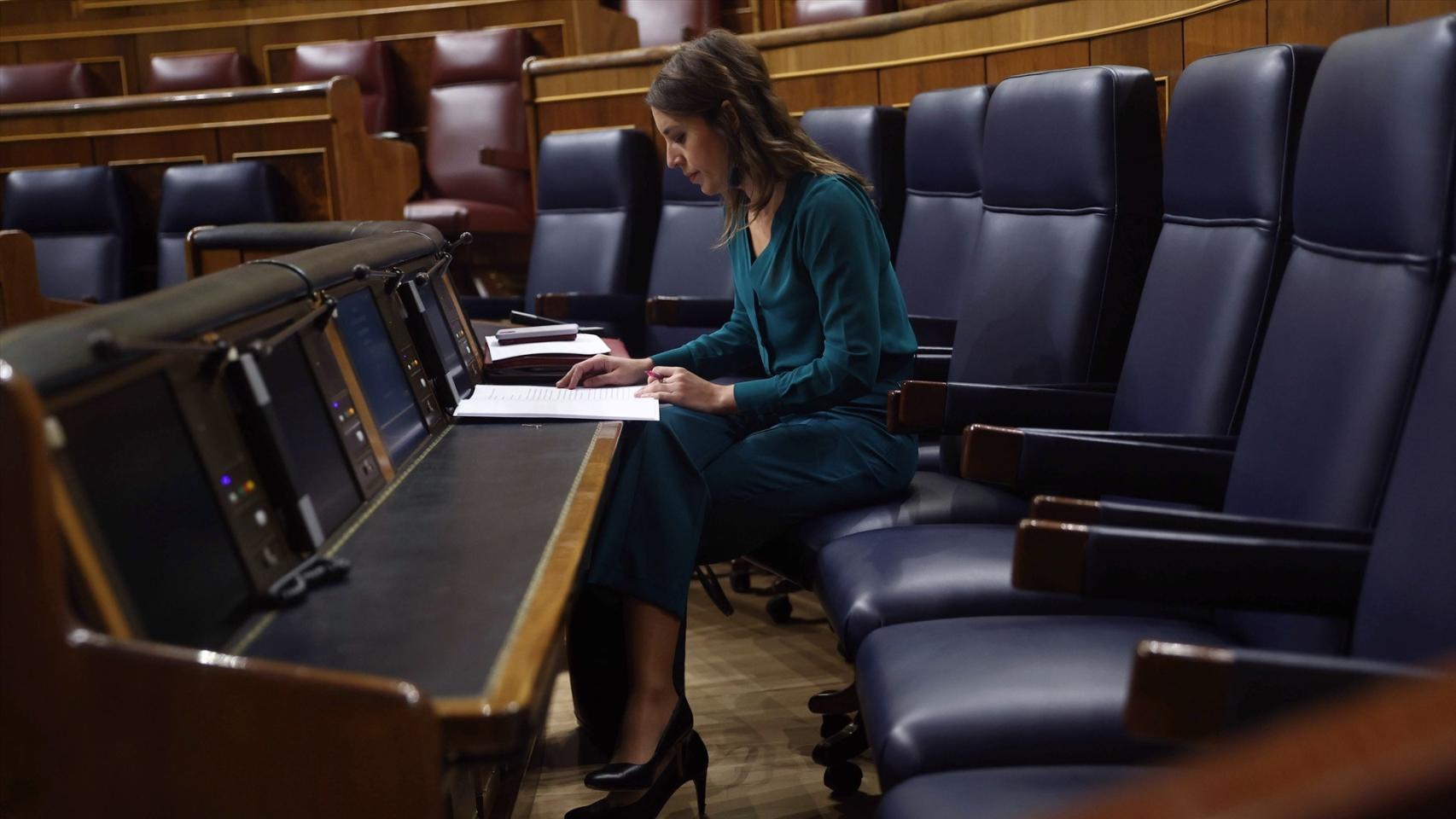 La ministra de Igualdad, Irene Montero, al inicio de una sesión plenaria, en el Congreso de los Diputados.
