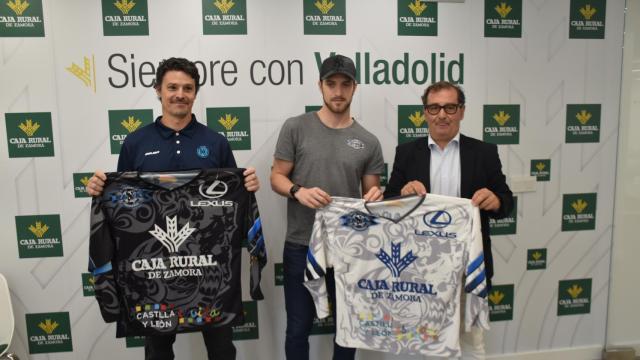 El entrenador del CPLV Patinaje en Línea, Pablo Navarro, el jugador Tommy Soeder y el director de comunicación de Caja Rural de Zamora, Narciso Prieto