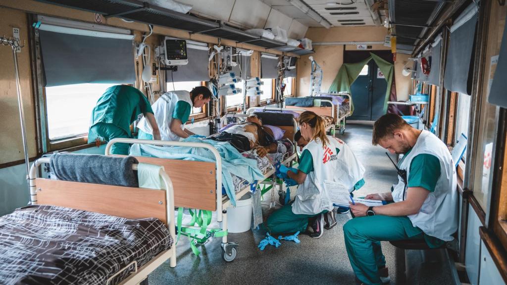 El equipo de Médicos Sin Fronteras en la UCI de uno de los trenes medicalizados. Andrii Ovod. MSF