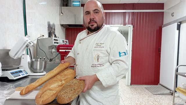 Julio López, de Mindanao, analizando los panes de Mercadona.