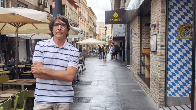 Javier Galdeano, presidente de Alroa, en la calle Castaños, una de las zonas más demandadas del tardeo.