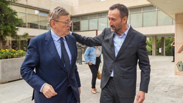 Ximo Puig en Elche con el alcalde a la salida del Ayuntamiento, este jueves.