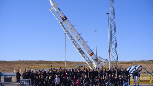 El equipo de la empresa ilicitana PLD Space con el cohete MIURA 1 en las instalaciones de Teruel.