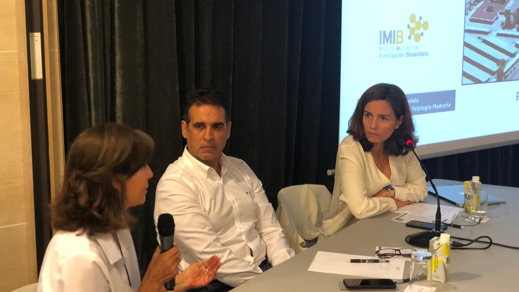 Los oncólogos, José Luís Alonso, del Hospital Virgen de la Arrixaca de Murcia, y Sonia Pernas, del ICO-L’Hospitalet de Llobregat (Barcelona), durante el encuentro científico SOLTI Scientific Outreach Murcia 2022.
