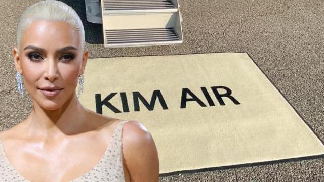 Kim Kardashian junto a la entrada su avión, Kim Air, en un montaje de JALEOS.