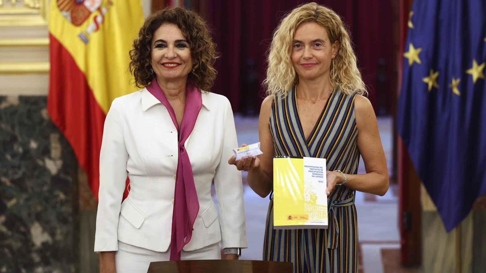 La ministra de Hacienda, María Jesús Montero (i) y la presidenta del Congreso, Meritxell Batet, este jueves en la entrega de los Presupuestos Generales del Estado 2023