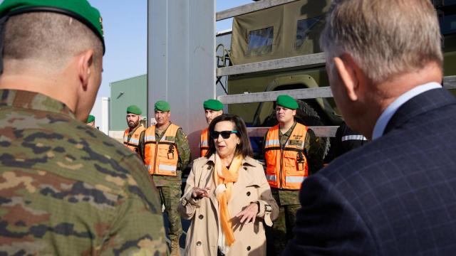 La ministra Margarita Robles, en una visita este jueves al Grupo de Apoyo a la Proyección (GAPRO).