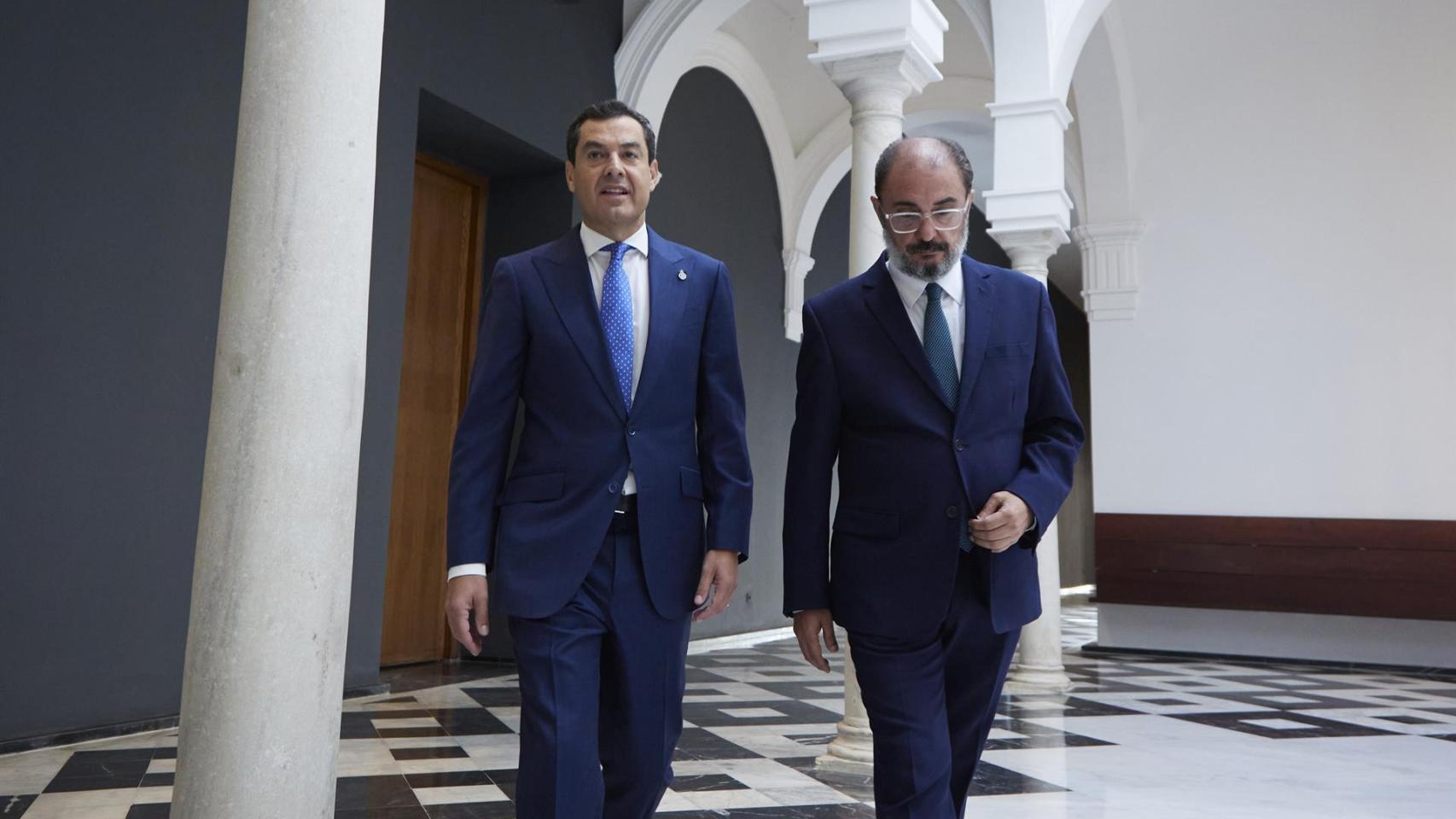 Juanma Moreno y Javier Lambán en los pasillos del Palacio de san Telmo donde han mantenido el I Encuentro Andalucía-Aragón.