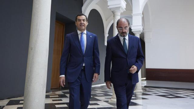 Juanma Moreno y Javier Lambán en los pasillos del Palacio de san Telmo donde han mantenido el I Encuentro Andalucía-Aragón.