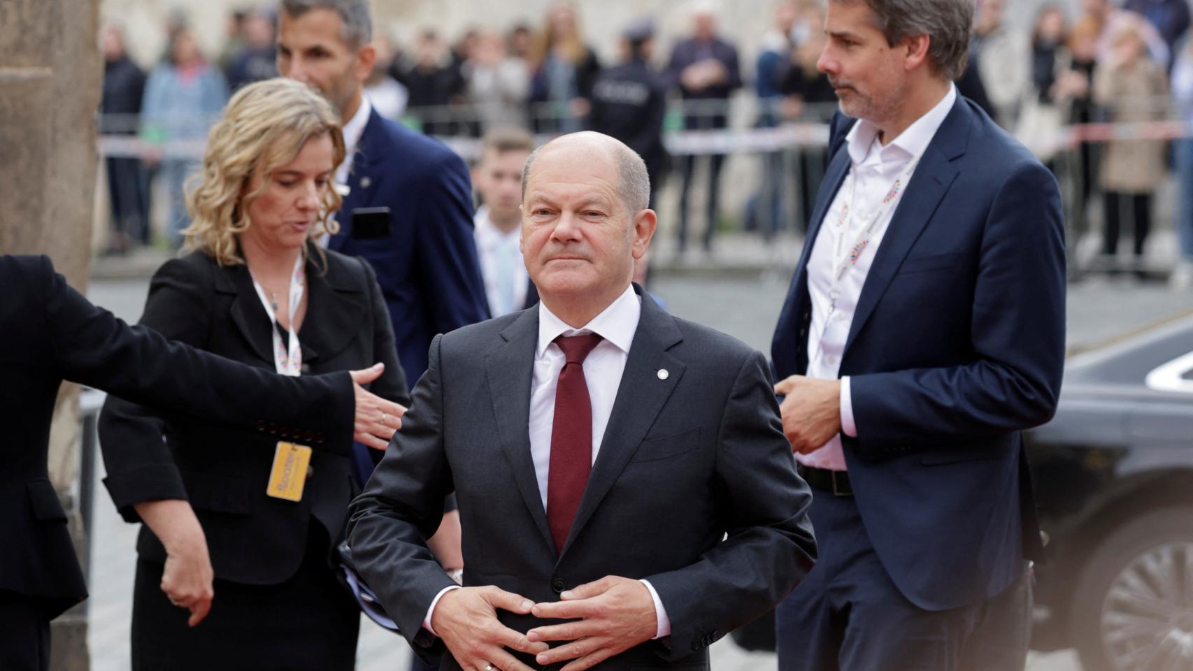 El canciller alemán, Olaf Scholz, durante la primera jornada de reuniones de líderes europeos en Praa