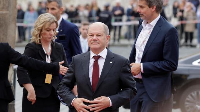 El canciller alemán, Olaf Scholz, durante la primera jornada de reuniones de líderes europeos en Praa