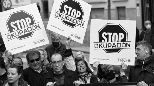 Personas se manifiestan contra la 'okupación'.