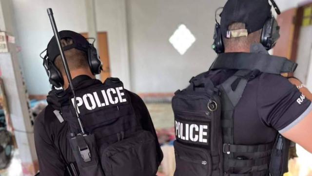 Dos agentes de la policía de Tailandia en el interior de la guardería.