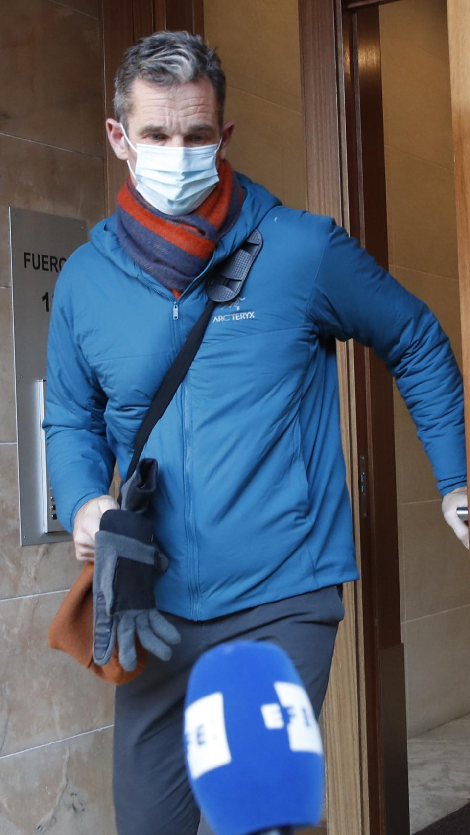 El exmarido de la infanta Cristina saliendo de su antiguo trabajo en Vitoria, donde conoció a Ainhoa.