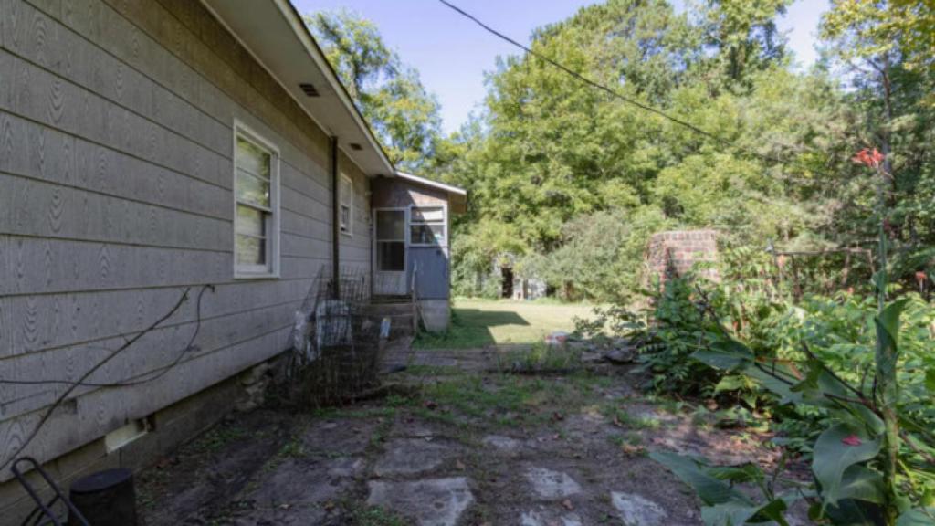 La casa cuenta con tres dormitorios y dos baños.