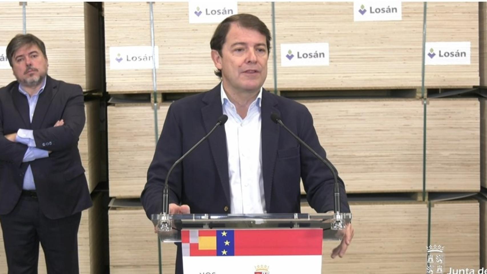 El presidente de la Junta de Castilla y León, Alfonso Fernández Mañueco, en la visita la Planta de Tableros Losán