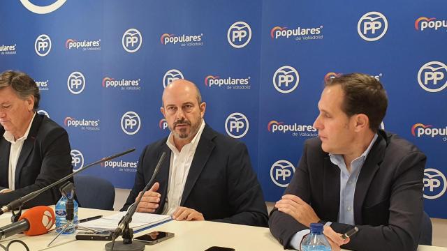 El vicesecretario de Coordinación Autonómica y Local del PP, Pedro Rollán, acompañado del secretario autonómico del partido, Francisco Vázquez y el presidente provincial, Conrado Íscar, informan sobre diferentes asuntos de actualidad.