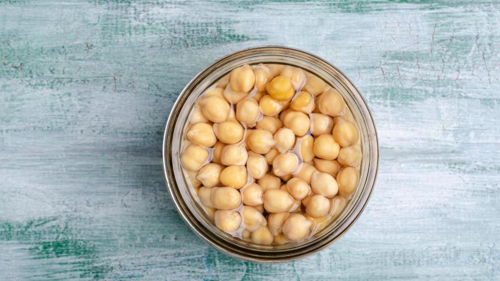 Un bote de garbanzos en remojo.