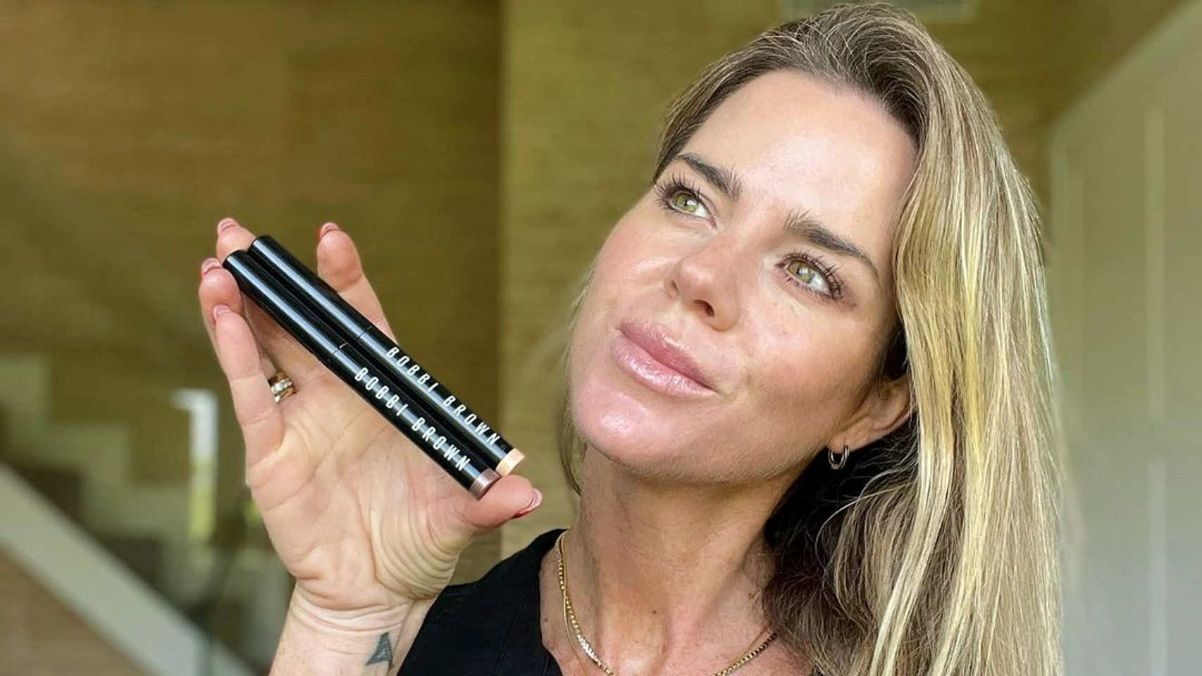 Amelia Bono junto a los lápices de Bobbi Brown con los que completa su maquillaje.