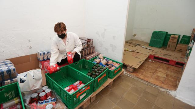 Una voluntaria de la ONG toledana 'El Socorro de los Pobres'.