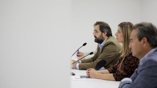 Carolina Agudo junto a Paco Núñez y Agustín Conde.