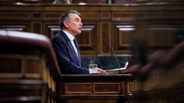 El secretario general del PCE, Enrique Santiago, en la tribuna del Congreso de los Diputados.
