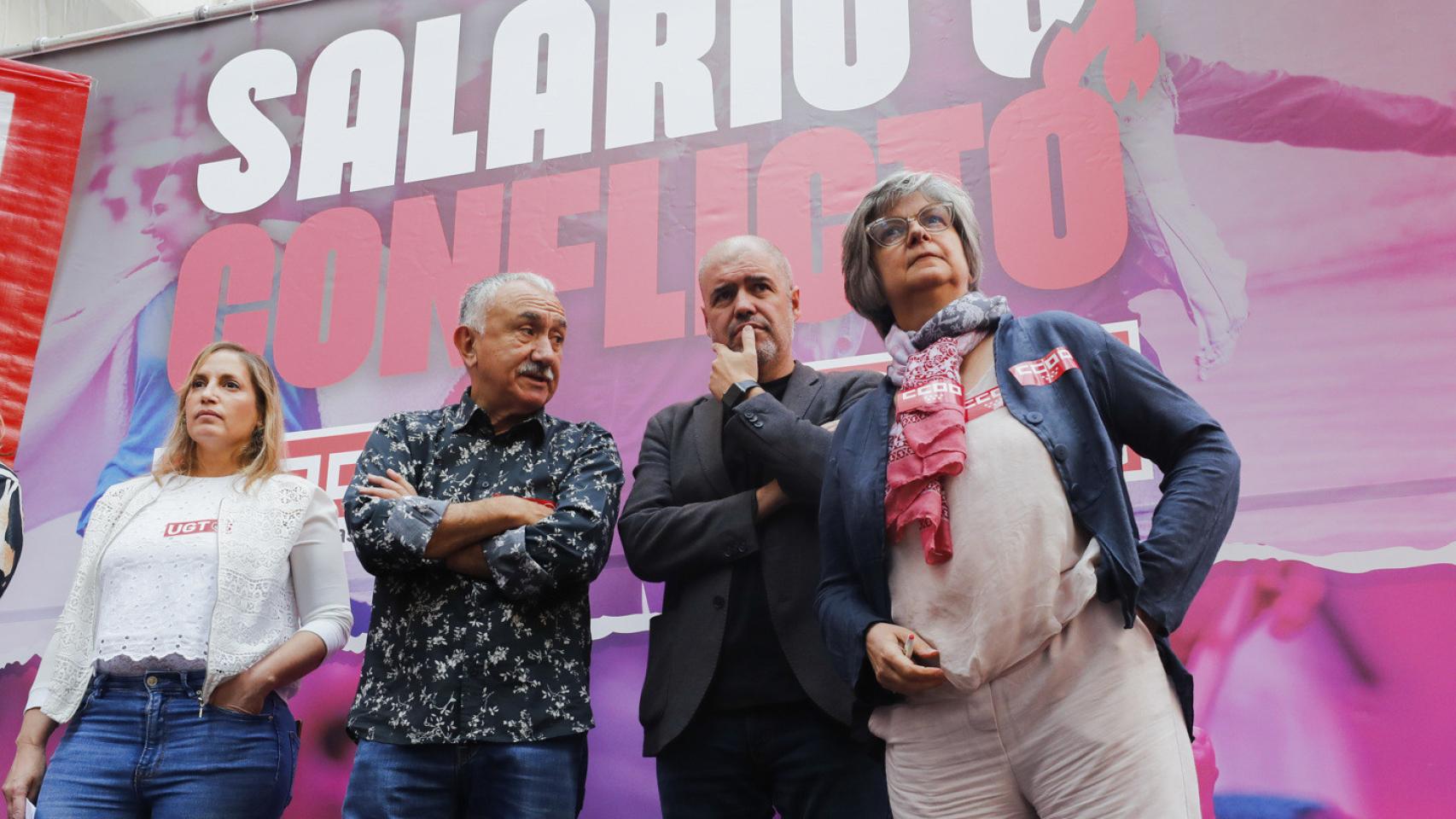 El secretario general de UGT, José María Álvarez Suárez (2i), el del CCOO, Unai Sordo (2d), la secretaria general de UGT en Madrid, Marina Prieto (i), y la de CCOO, Paloma López (d), asisten este viernes a la concentración frente a las sedes de CEOE