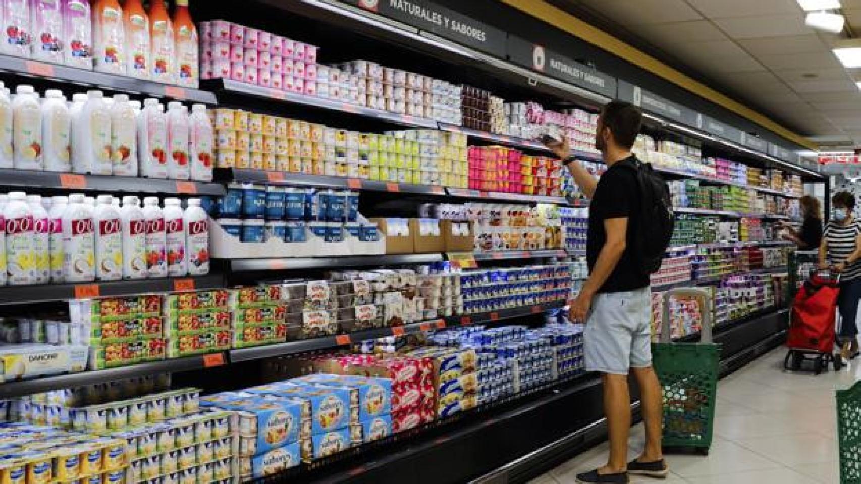 Un hombre hace la compra en un supermercado.