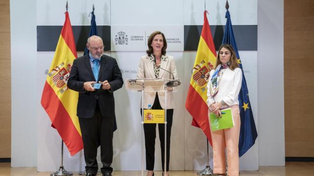 José María Méndez, director general de CECA; Alejandra Kindelán, presidenta de AEB, y Cristina Freijanes, secretaria general de Unacc, en la rueda de prensa posterior a la reunión con la vicepresidenta Nadia Calviño.