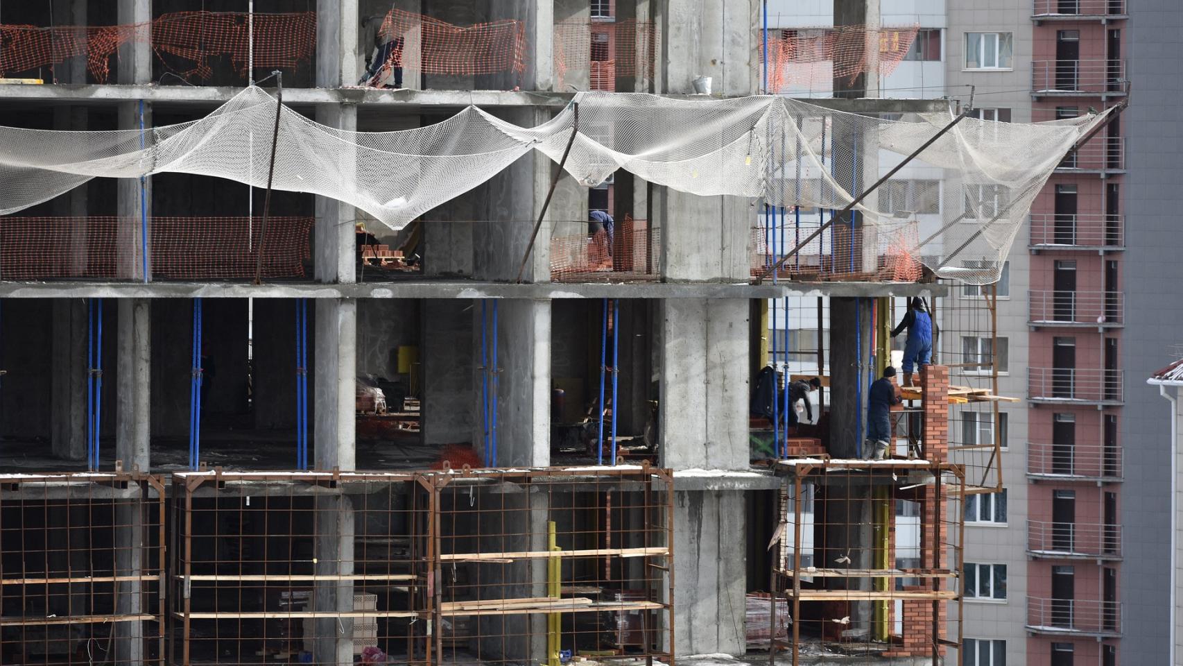 Obreros en la construcción de un edificio de viviendas.