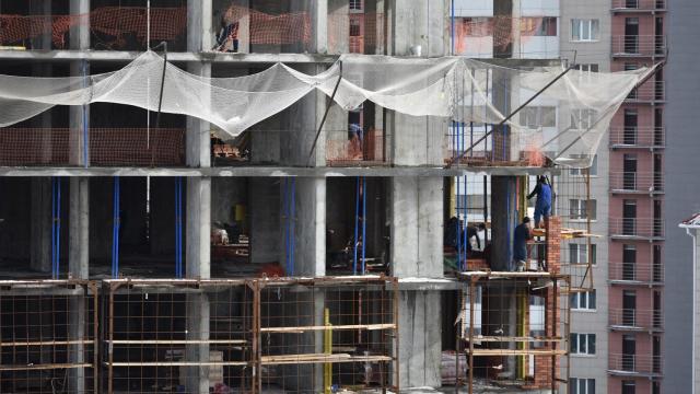 Obreros en la construcción de un edificio de viviendas.