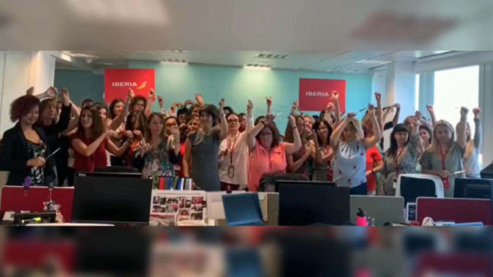 Más de una veintena de trabajadoras de Iberia se han cortado el pelo en señal de apoyo a las iraníes.