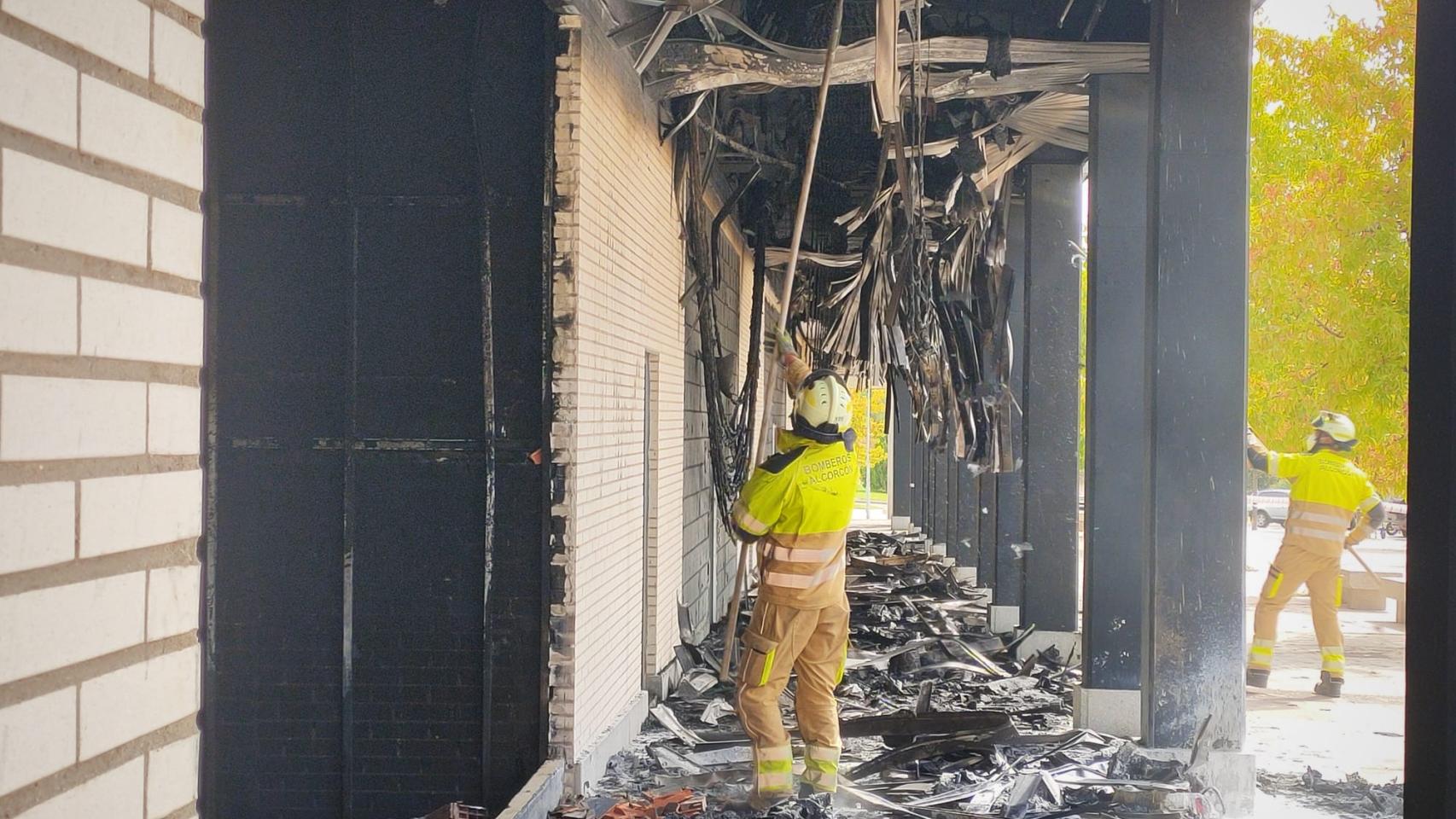 Los bomberos trabajan en el lugar del suceso.