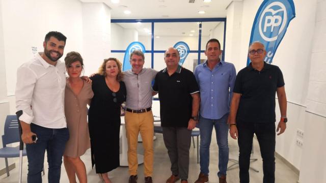 Pepe Vegara, centro, este viernes en el comité electoral del PP en Orihuela.