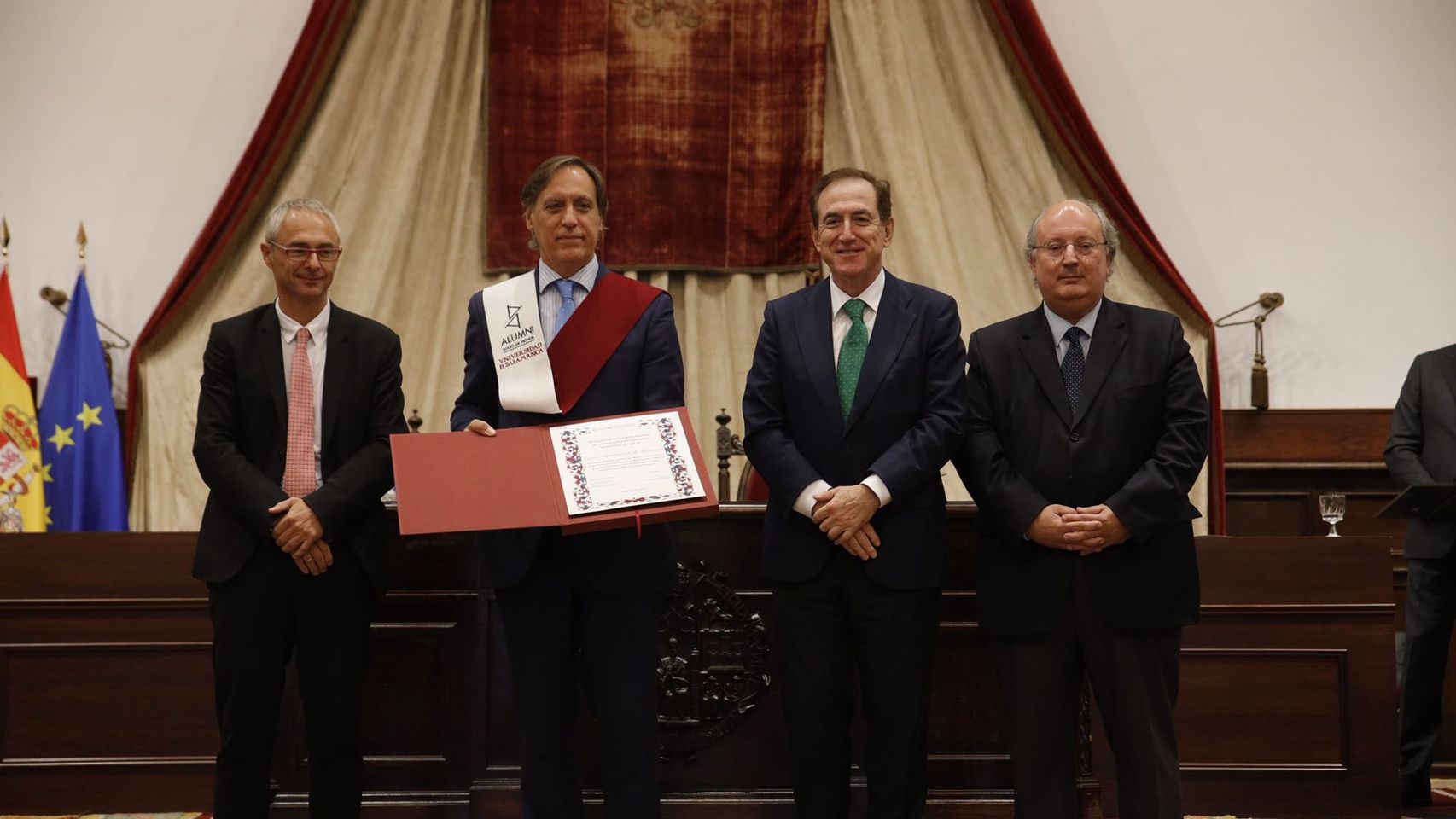 Carbayo en el acto de nombramiento de socio de honor al Ayuntamiento de Salamanca por parte de Alumni-USAL