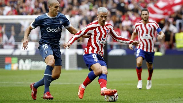 Griezmann lucha un balón en el Atlético de Madrid - Girona.